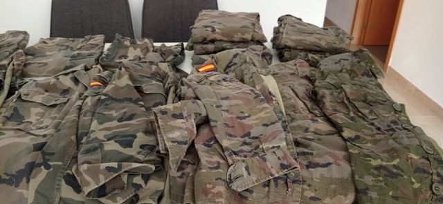 chaquetas y pantalones militares.Talla 40.