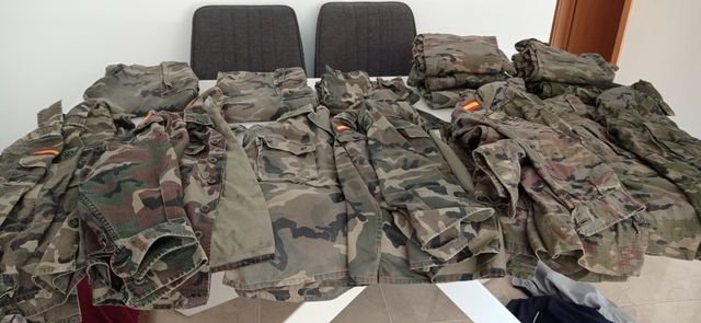chaquetas y pantalones militares.Talla 40.