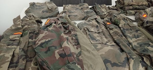 chaquetas y pantalones militares.Talla 40.