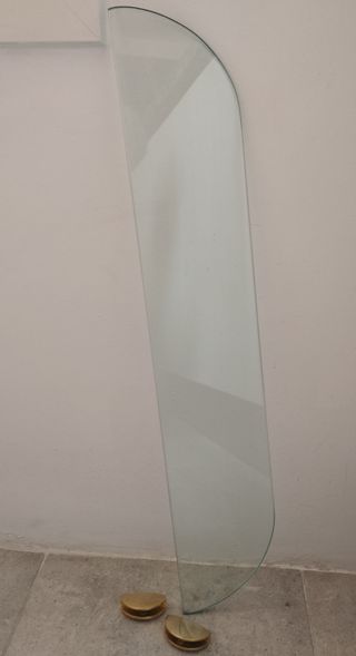 Tres estantes de cristal