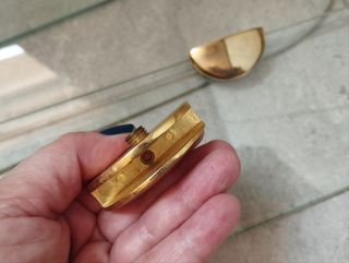 Tres estantes de cristal