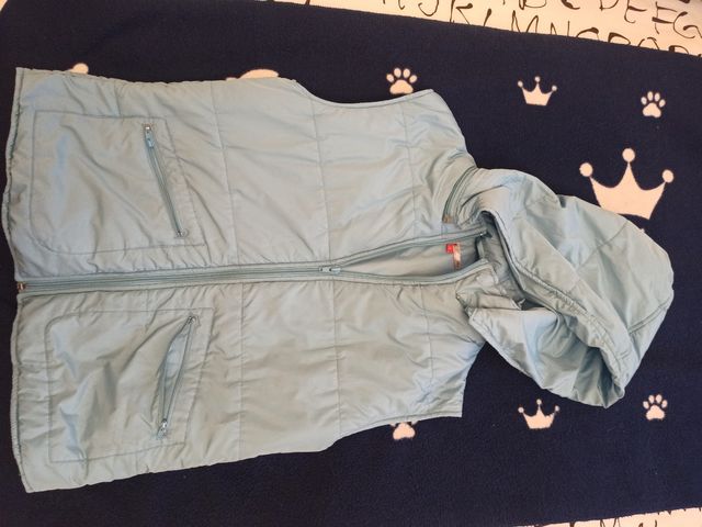 Gilet piumino celeste con cappuccio 