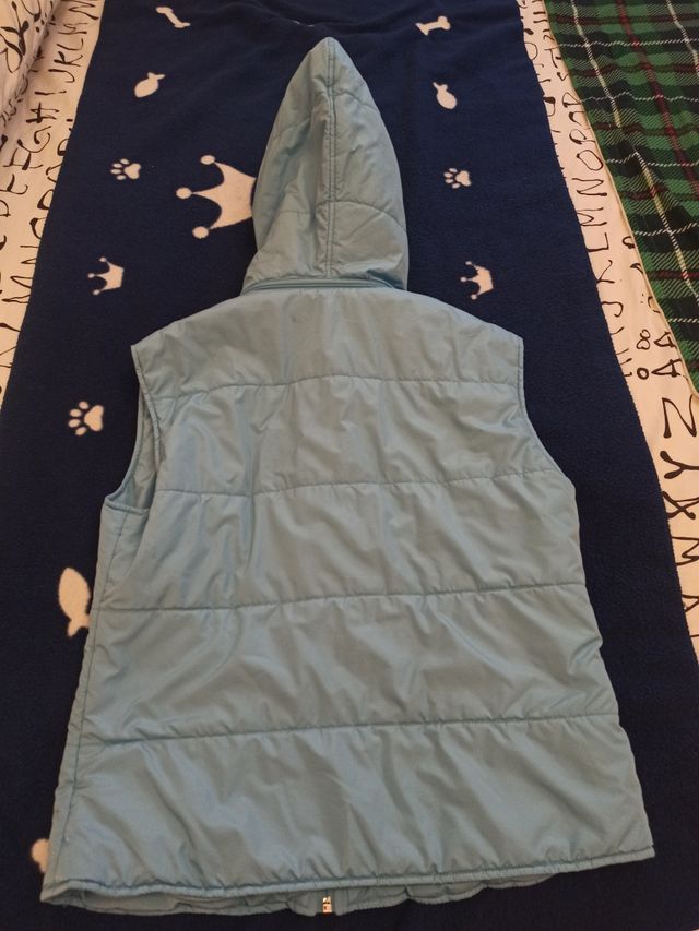 Gilet piumino celeste con cappuccio 