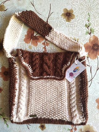 Borsa a maglia marrone e panna fatta a mano