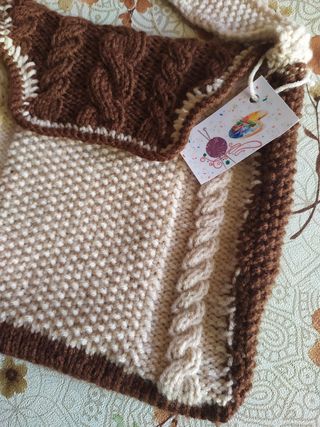 Borsa a maglia marrone e panna fatta a mano