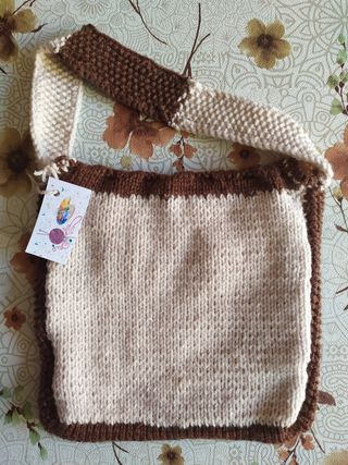 Borsa a maglia marrone e panna fatta a mano