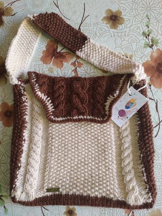 Borsa a maglia marrone e panna fatta a mano
