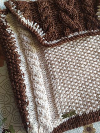 Borsa a maglia marrone e panna fatta a mano