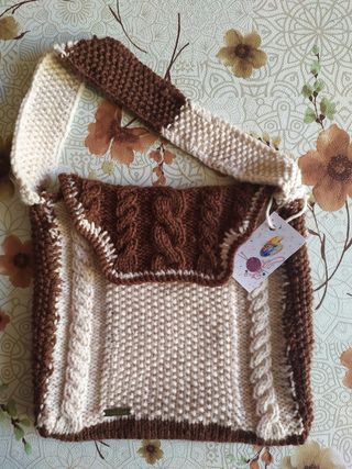 Borsa a maglia marrone e panna fatta a mano