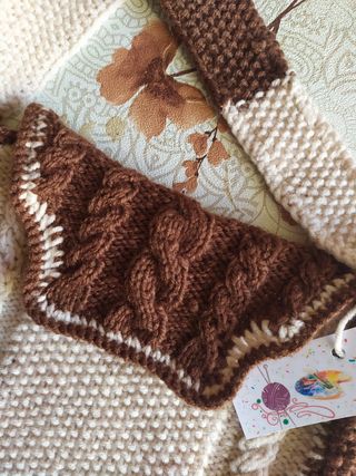 Borsa a maglia marrone e panna fatta a mano