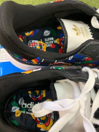 Zapatillas adidas estampadas. Nuevas.