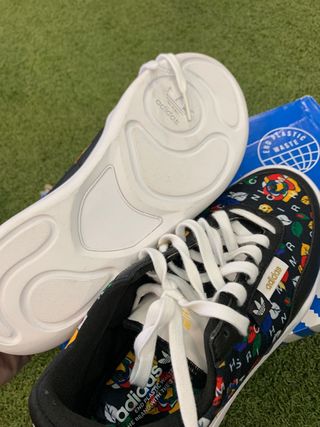 Zapatillas adidas estampadas. Nuevas.