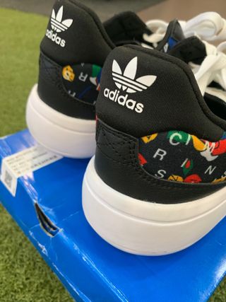 Zapatillas adidas estampadas. Nuevas.