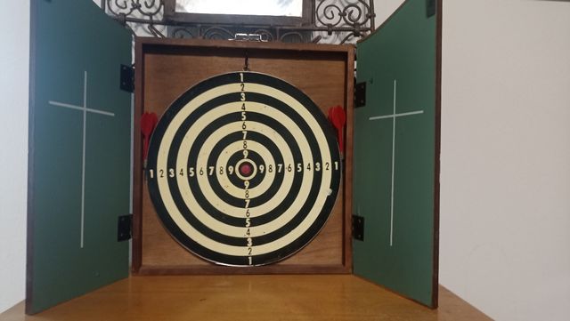Juego de dardos con caja madera