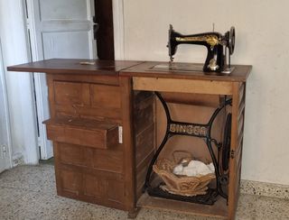 Maquina de Coser Singer con mueble