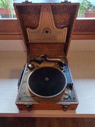Gramola muy antigua con un  1 disco.