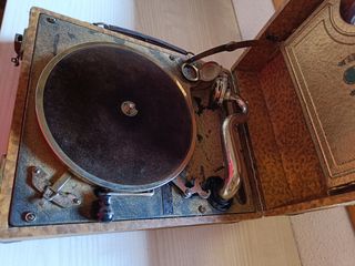 Gramola muy antigua con un  1 disco.