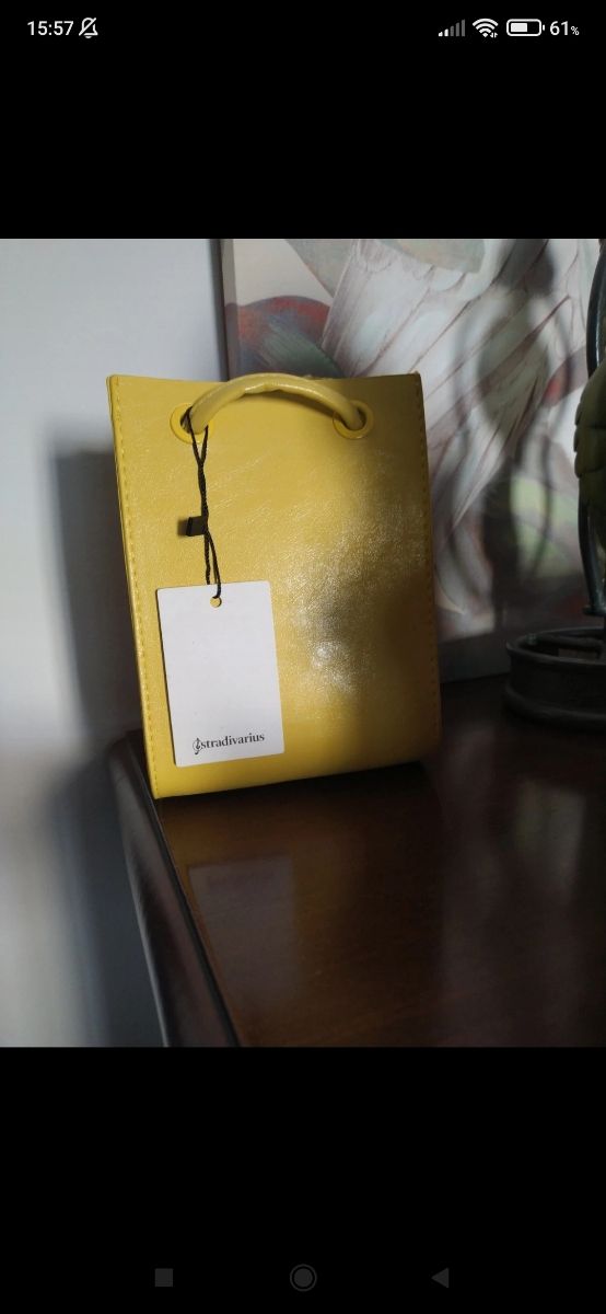Bolso Stradivarius color amarillo