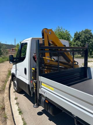Camion grua iveco cabstar