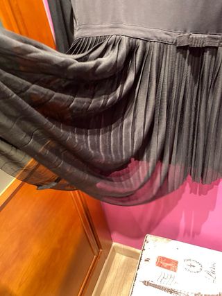 Blusa negra plisada Adolfo Dominguez