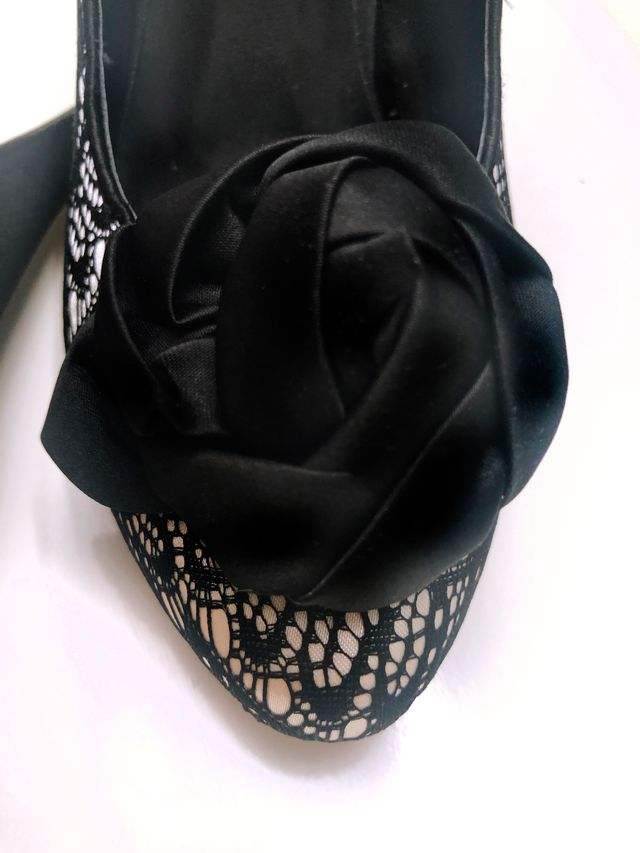 Zapatos de encaje negro sobre fondo marfil nº 36