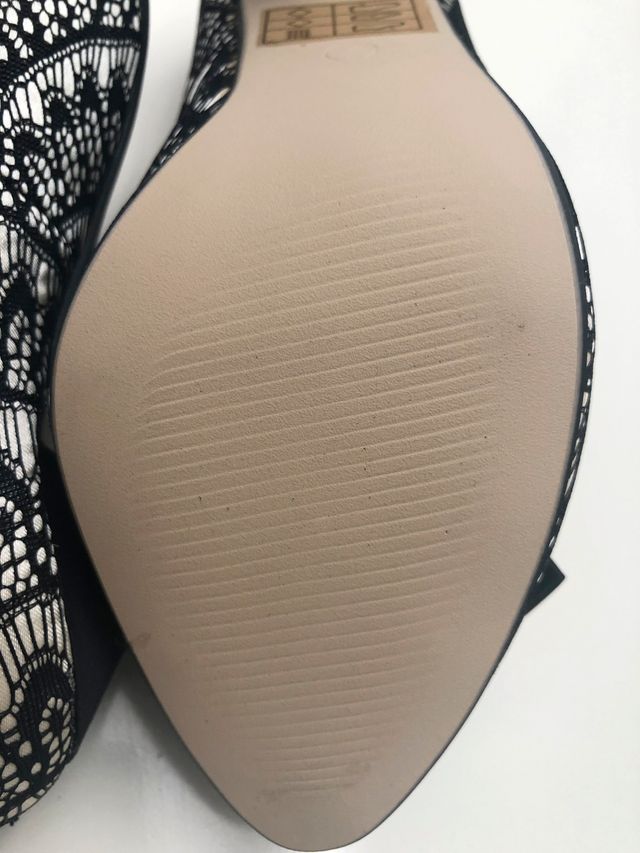 Zapatos de encaje negro sobre fondo marfil nº 36