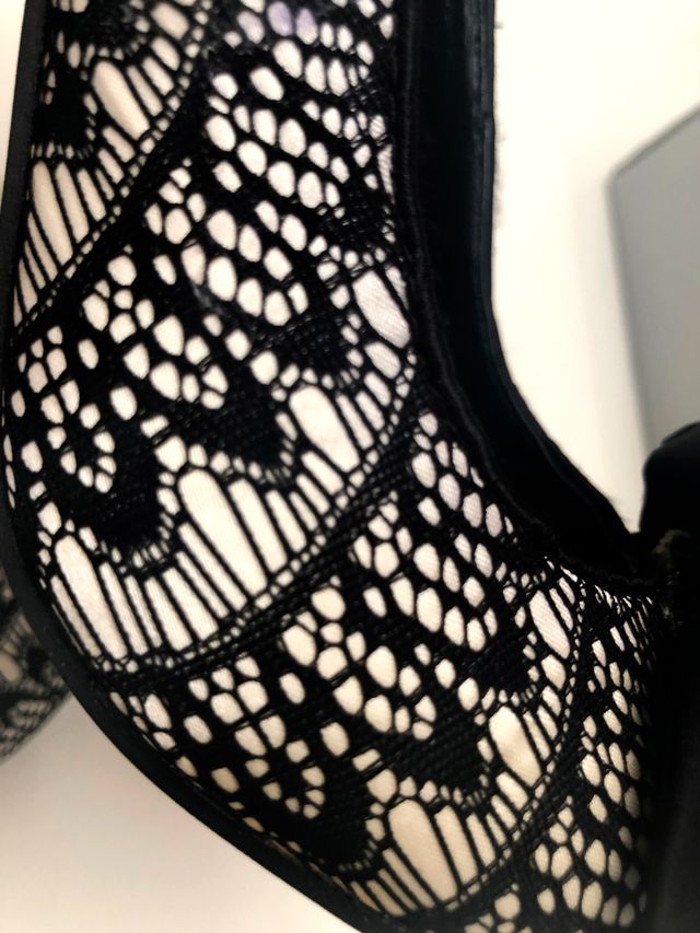 Zapatos de encaje negro sobre fondo marfil nº 36