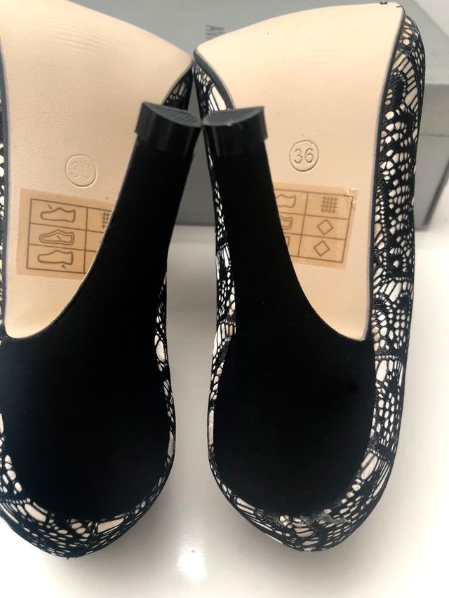 Zapatos de encaje negro sobre fondo marfil nº 36