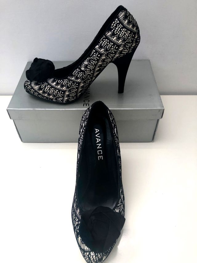 Zapatos de encaje negro sobre fondo marfil nº 36