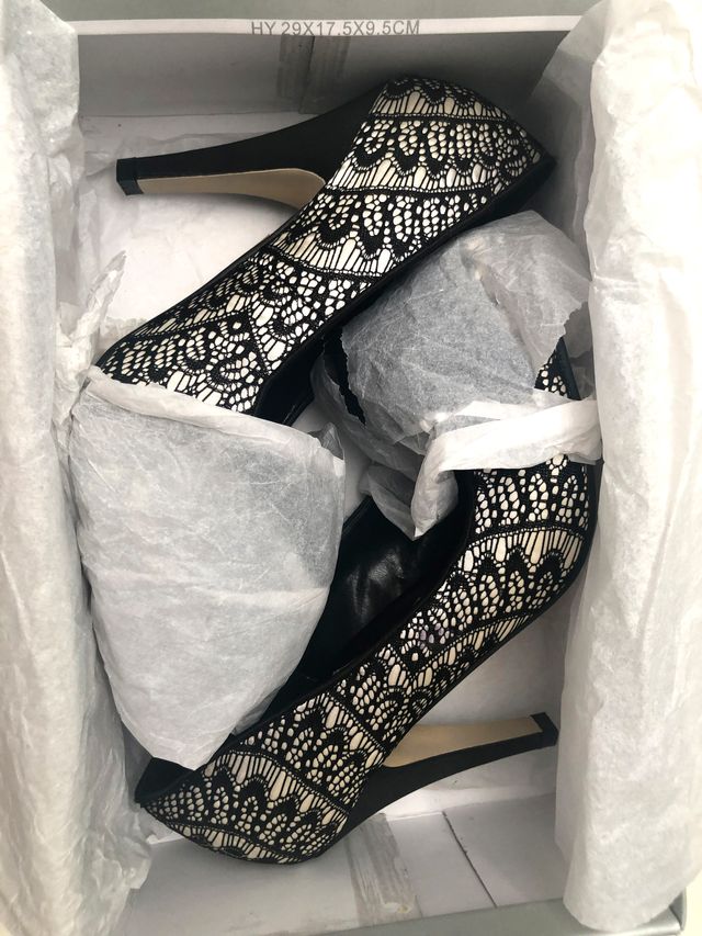 Zapatos de encaje negro sobre fondo marfil nº 36
