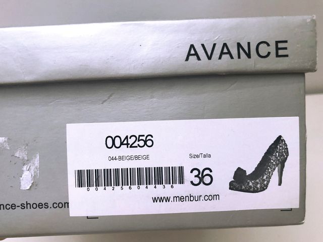 Zapatos de encaje negro sobre fondo marfil nº 36