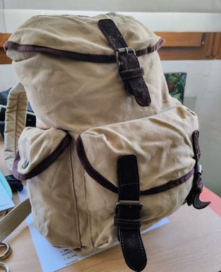 Mochila de lona beige, con ribetes de ante marrón