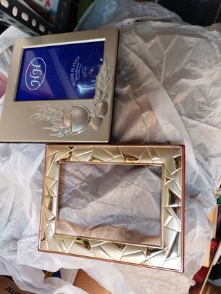 Marcos de fotos de plata.