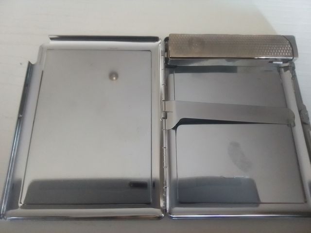 Pitillera Dinhao en su caja