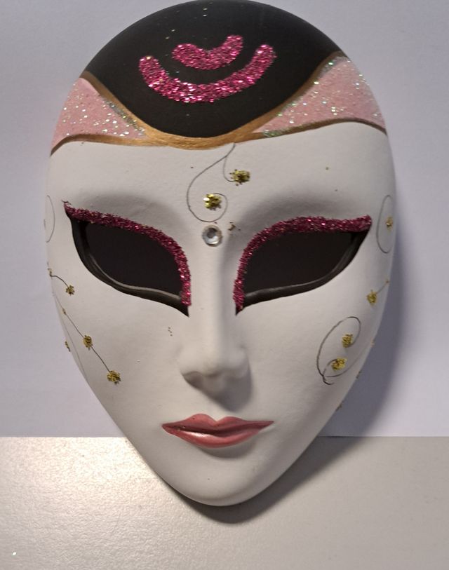 Maschera in ceramica dipinta a mano 