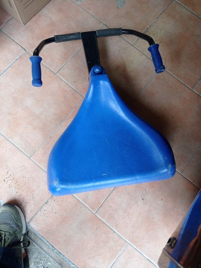 triciclo con manico per bambini