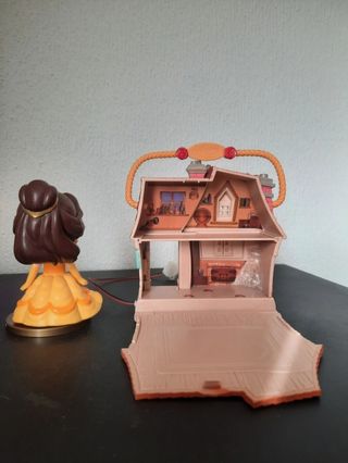 Casita bella y bestia con muñeca