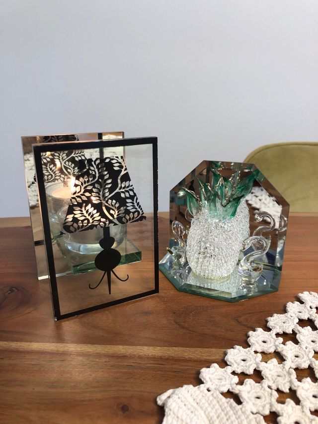 Portavelas espejo y piña de cristal nueva.  6 €