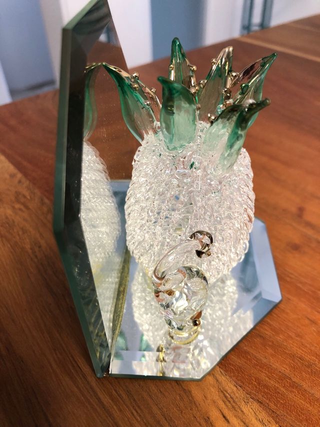 Portavelas espejo y piña de cristal nueva.  6 €