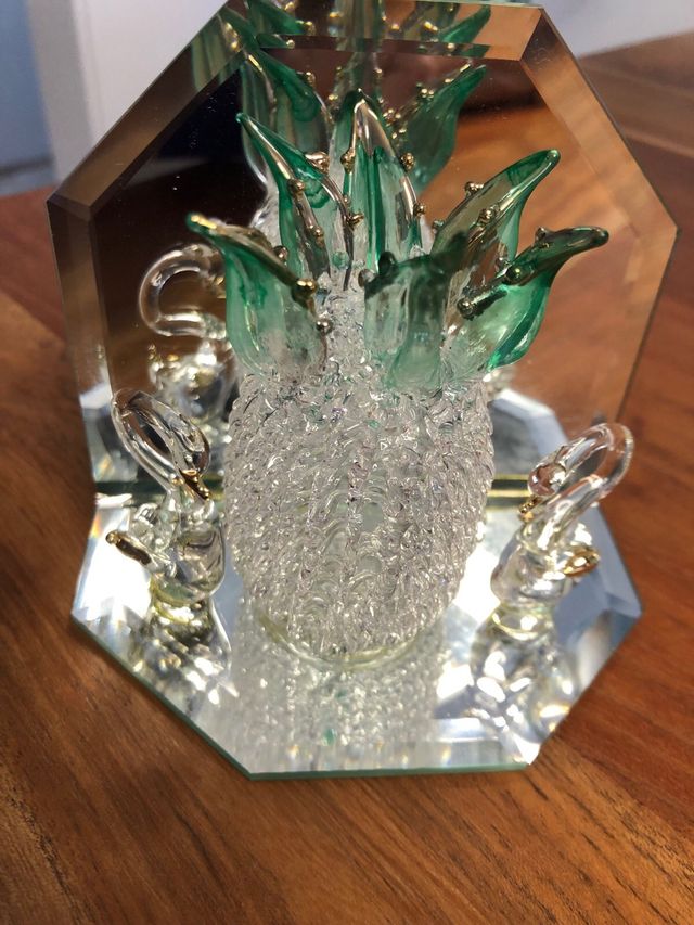 Portavelas espejo y piña de cristal nueva.  6 €