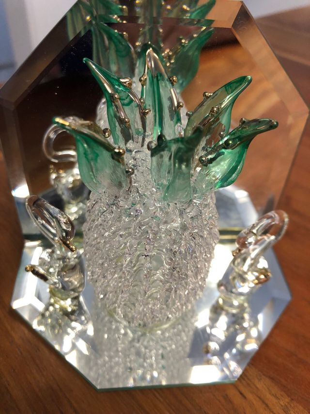 Portavelas espejo y piña de cristal nueva.  6 €