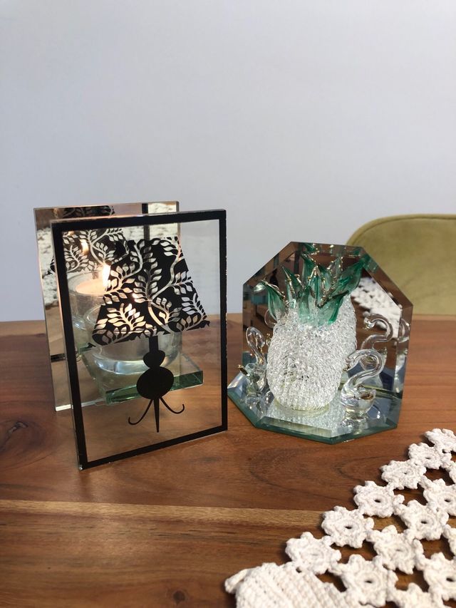 Portavelas espejo y piña de cristal nueva.  6 €