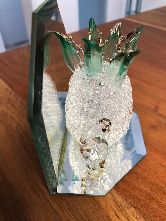 Portavelas espejo y piña de cristal nueva.  6 €