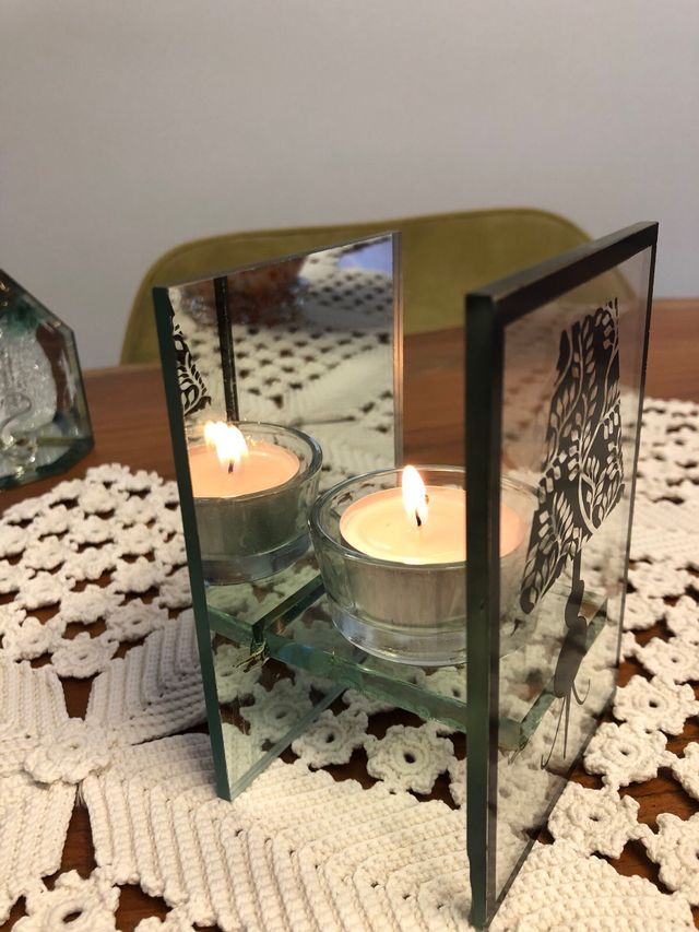 Portavelas espejo y piña de cristal nueva.  6 €