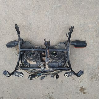 -Yamaha TDM 850 Twin. Faro y araña