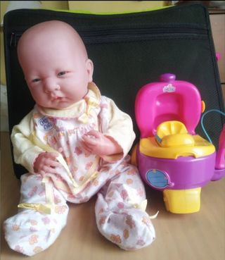 Muñeco realista con bate