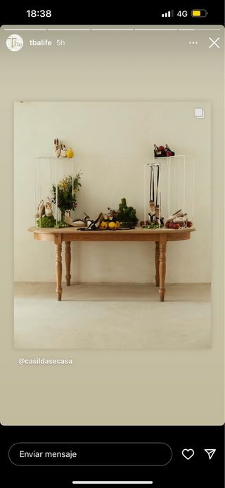 Mesa ovalada de madera color miel