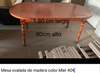 Mesa ovalada de madera color miel