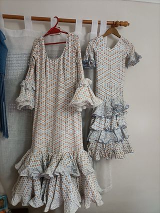 Trajes de flamenca gemelos madre e hija