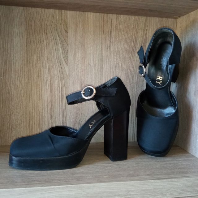 Scarpe Gallery nere con plateau e tacco alto 9 cm,